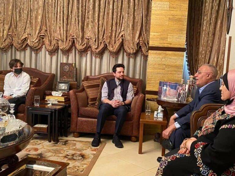 ولي العهد والأمير هاشم في منزل اللواء المتقاعد أحمد المصاروة