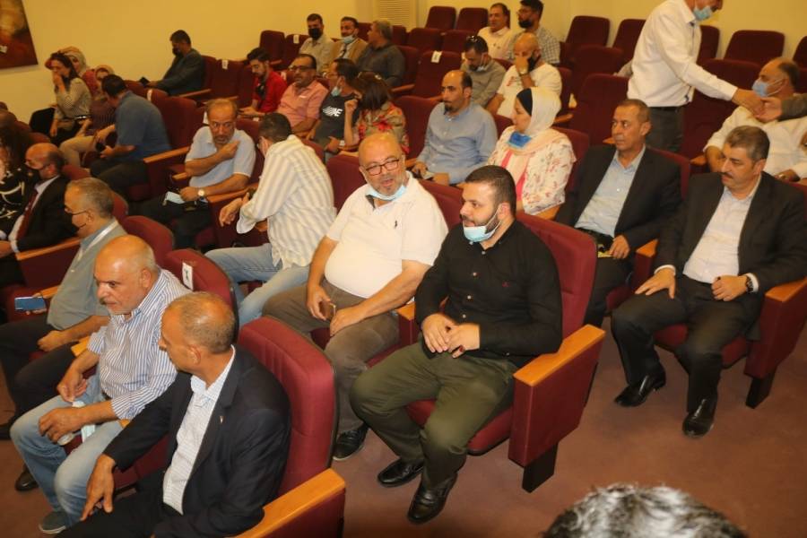 الصحفيون يطالبون بسحب مشروع رفع الرسوم... صور