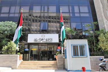 الجمارك تضبط خط انتاج سجائر مخالف للقانون