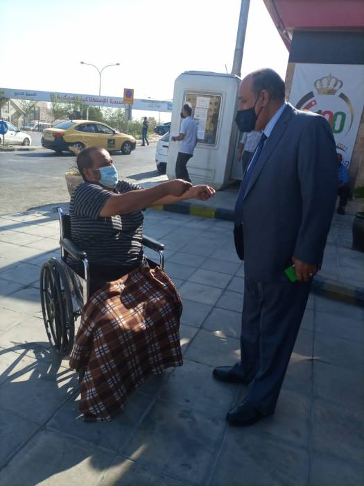 مدير عام مؤسسة المتقاعدين العسكريين يخرج من مركبته  لمساعدة متقاعدًا عسكريًا مقعدًا