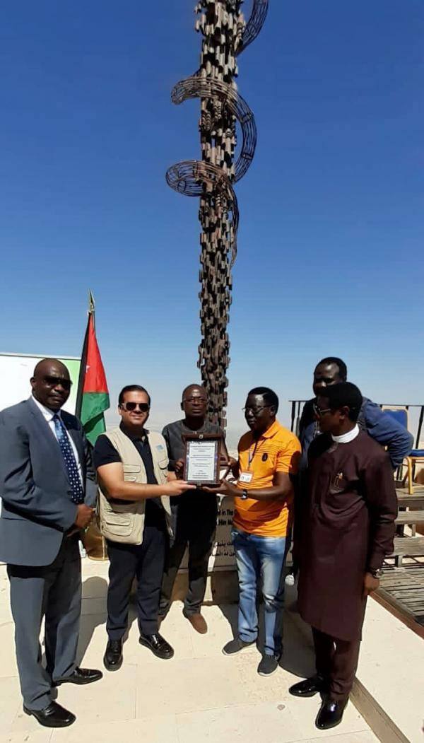 الخضير يتسلم درعاً تقديرياً من رئيس الوفد السياحي النيجيري