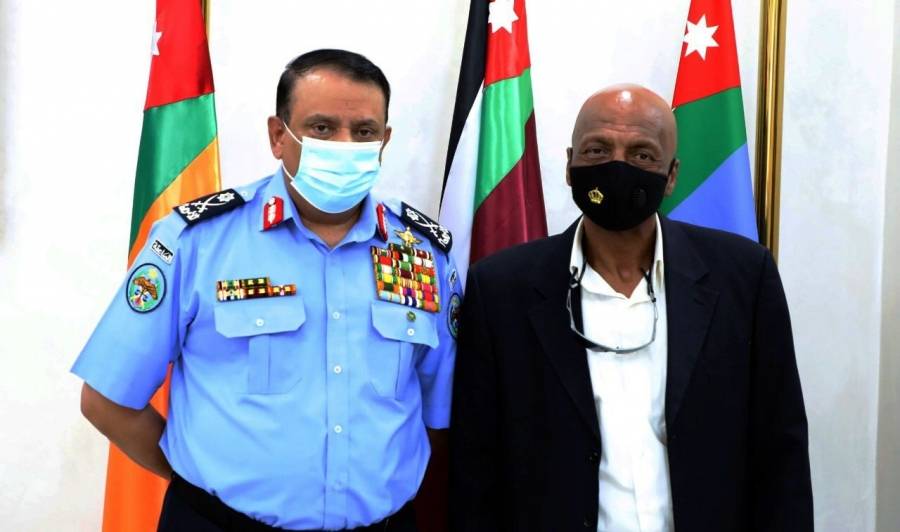 الحواتمة يكرم طلال الجازي لمساهمته الشجاعة في ضبط معتدٍ على فرع أحد البنوك في الزرقاء  .