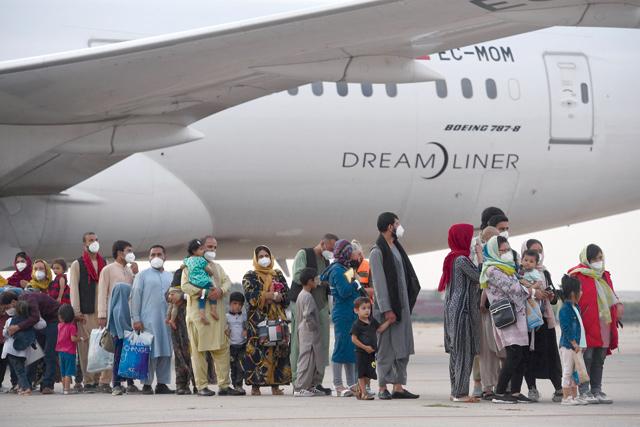 Afghans race to flee Taliban after Biden confirms airlift deadline