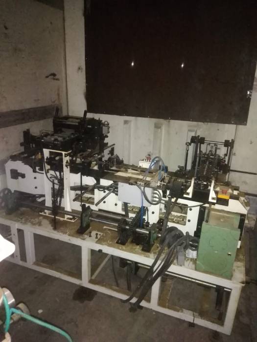 الجمارك تضبط خط إنتاج لتصنيع السجائر... صور