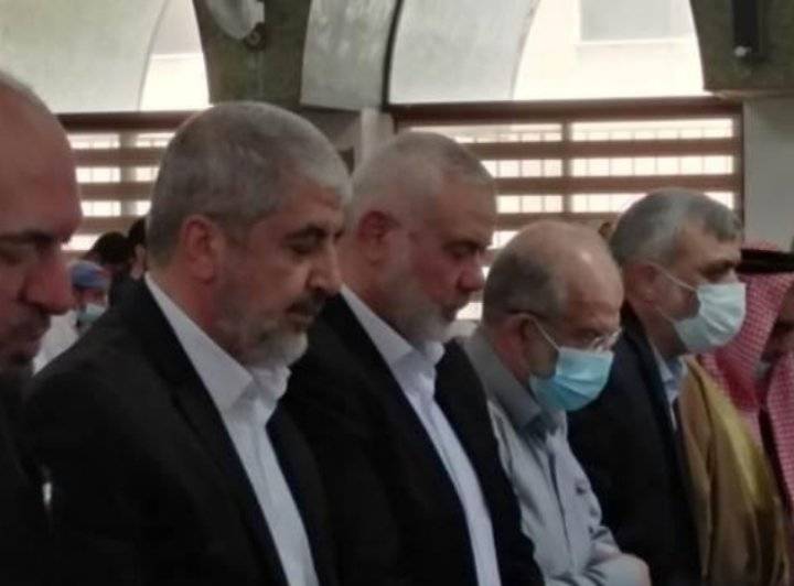 اسماعيل هنية وخالد مشعل في صلاة الجنازة