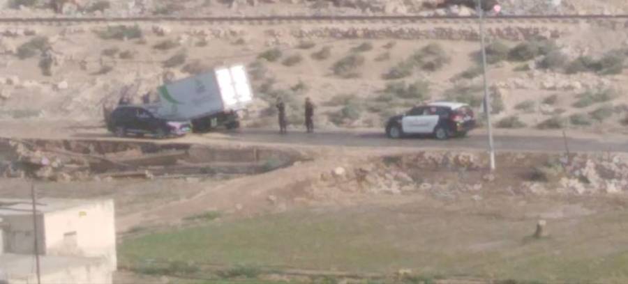 شاهد بالفيديو والصور سقوط مركبة نقل في حفرة بالشارع العام بسبب تفجر انابيب نقل المياه.