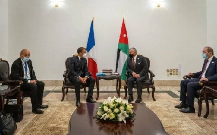 الملك يلتقي ماكرون