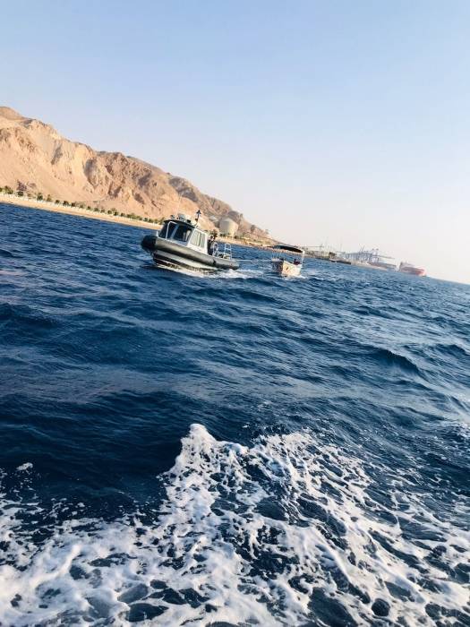 انقاذ قارب من قبل قوات البحرية الملكية... صور