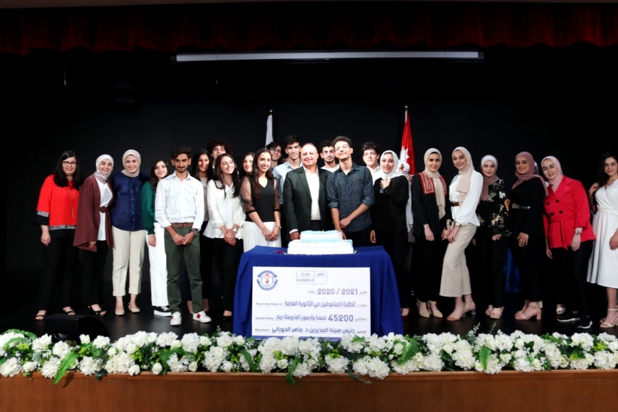 د. الحوراني يقدم 45200 دينارجوائز مالية ومنح جامعية لمتفوقي الثانوية في مدارس الجامعة  صور