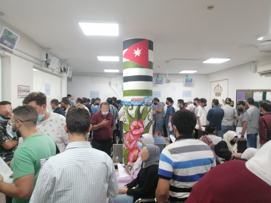 اكتظاظ كبير في مديرية إمتحانات العبدلي .. صورة