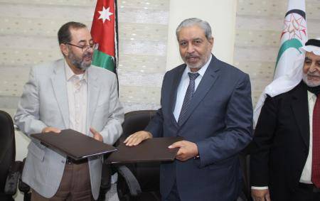 المركز الإسلامي توقع اتفاقية طاقة متجددة بقيمة 660 ألف دينار