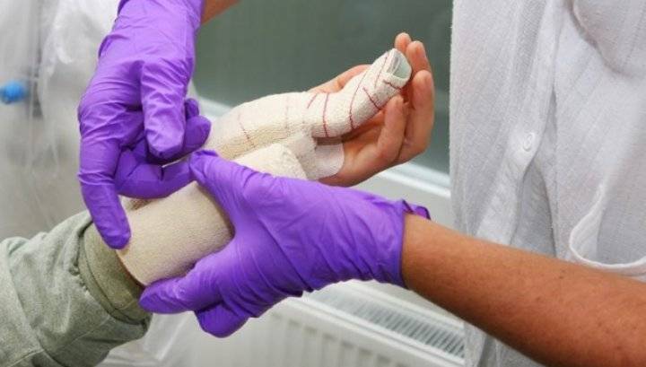 بَتِر أصابع حدث سوري نتيجة تعرضه لحادث خلال عمله بمطعم في بني كنانه