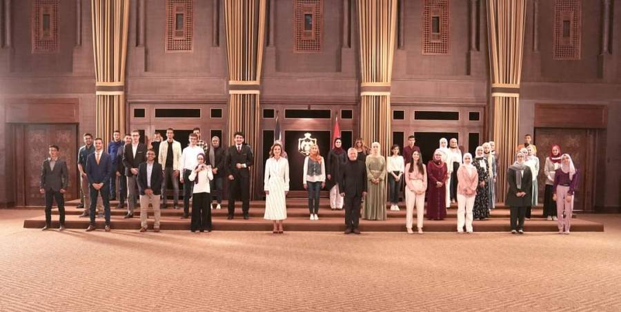 الملك خلال لقاء أوائل الثانوية: مرتاح لعودة الدراسة وجاهيًا... صور