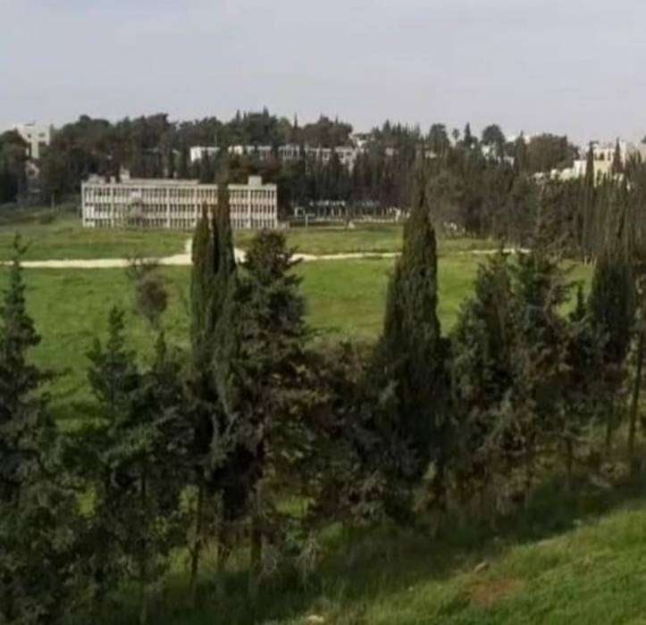 رفض إنشاء مشروع طاقة شمسية في حي سكني وأرض حرجية في عمان