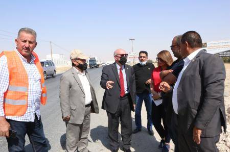 وزير الأشغال يتفقد اعمال اليوم الثالث لمشروع طريق الشحن الجوي