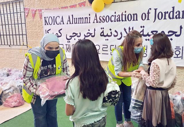 KOICA Alumni Association of Jordan distributes school supplies for orphans