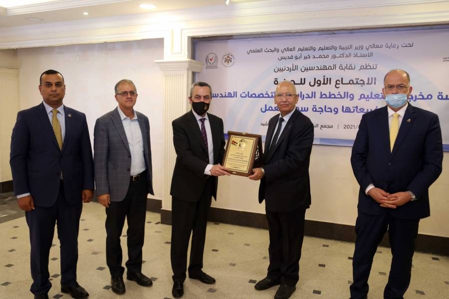 وزير التعليم العالي أبو قديس يرعى الاجتماع الاول للجنة دراسة مخرجات التعليم والخطط الدراسية للتخصصات الهندسية... صور