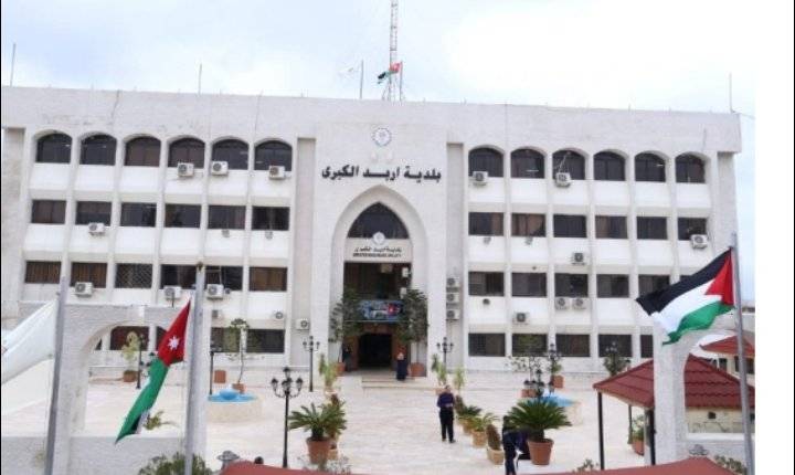 التحقيق بتعرض طفل للضرب من قبل موظفين في بلدية اربد