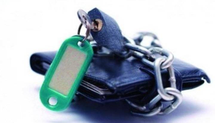 الحجز على أموال 3 أشخاص يملكون مول سيارات بالأردن