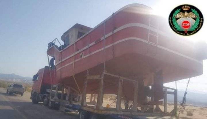 ضبط مركبة شحن تحمل قارب ذو أبعاد مخالفة