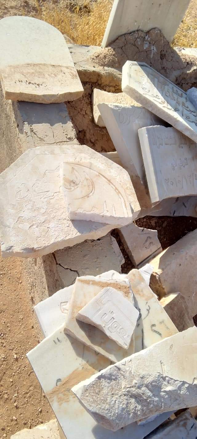 المفرق : تكسير شواهد قبور.. وسكان يطالبون بالرقابة _ صور