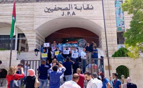 إجراءات تصعيدية من قبل الصحفيين و مطالبات بإقالة مدير هيئة الإعلام ..