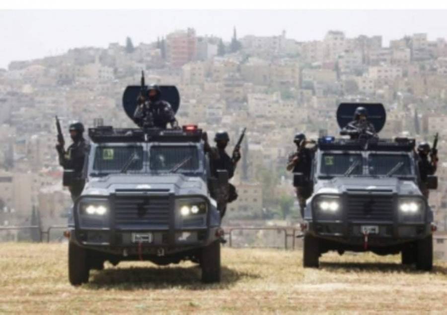 قوة أمنية تُلقي القبض على شخصين من المصنفين بالخطرين جداً  في  الكرك.