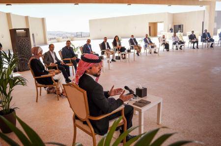 ولي العهد يلتقي شبابا وشابات من مدينة السلط (صور)