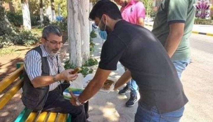 طلاب الأردنية يوزعون الحلوى ابتهاجا بفرار الأسرى