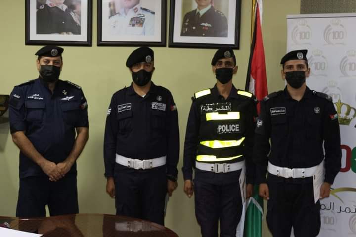 العقيد الدكتور القاضي يكرم عدد من مرتبات إدارة الدوريات الخارجية.