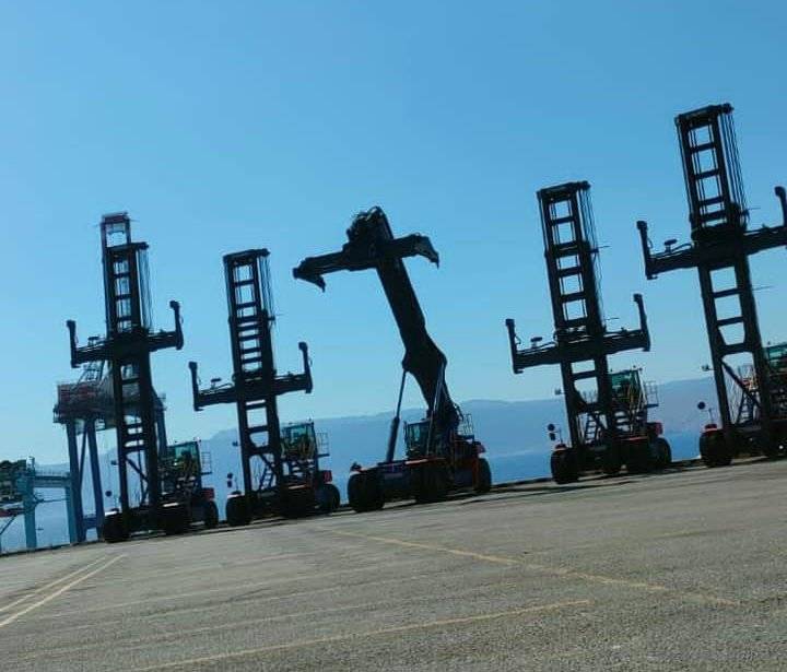 ادخال خمس آليات حديثة إلى حاويات العقبة