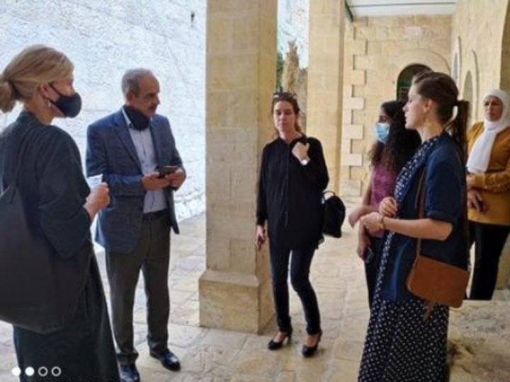 السفيرة السويدية تزور مدينة السلط