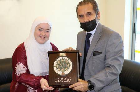 الأمير مرعد يكرم الدويك لحفظها القرآن كاملا