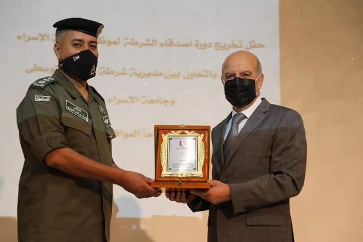 تخريج دورة اصدقاء الشرطة في جامعة الإسراء الخاصة