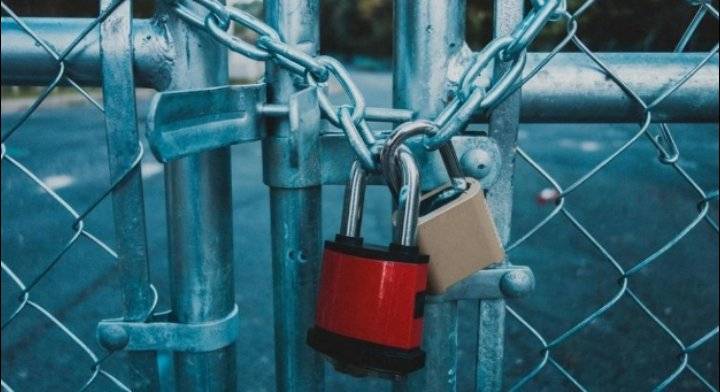 الزرقاء: اغلاق 3 منشآت تجارية لمخالفتها أوامر الدفاع