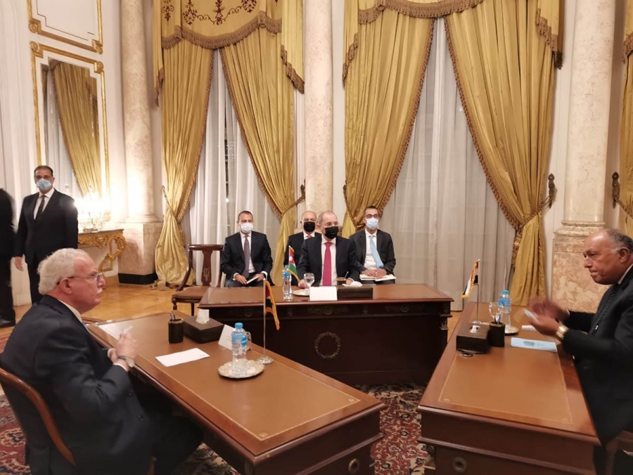 FM, Egyptian, Palestinian counterparts hold meeting in Cairo