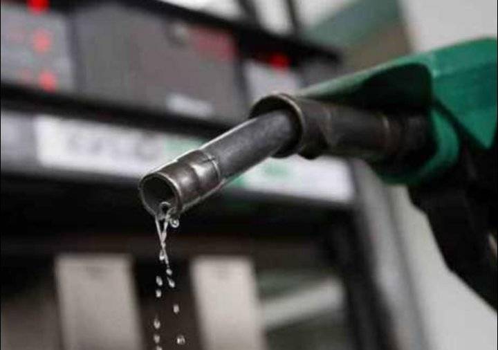 الحكومة تتقاضى 55 من كل دينار يدفعه المواطن للبنزين