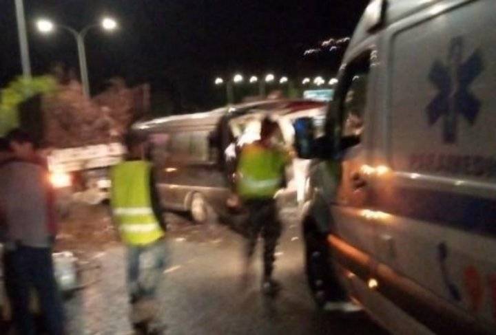 باص صغير يداهم عمالا لبلدية جرش