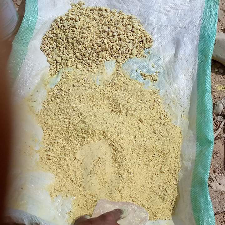 مزارع يستخرج 25 كيلو كبريت طبيعي من احدى المناطق في الاغوار الجنوبية ...صور