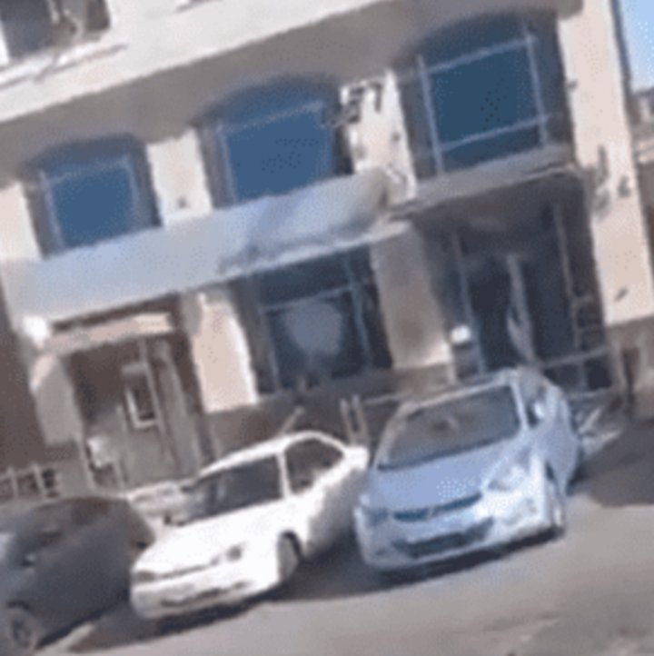 شخص يحطم واجهة بنك في العاصمة عمان