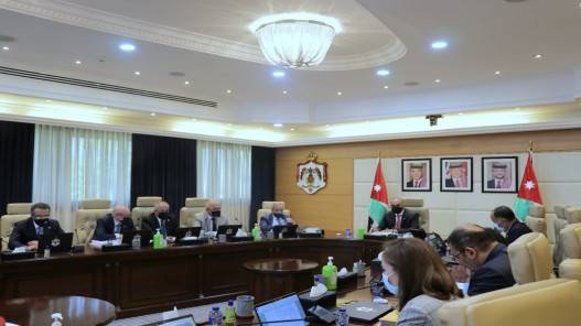 تحديد معايير تمديد خدمات الموظّفين الذين بلغوا سنّ التقاعد