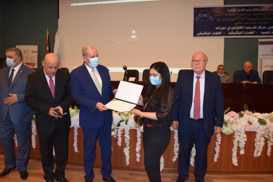 الشمالي يرعى حفل تخريج 33 خريجا وخريجة من دورات مهنية في نقابة المقاولين