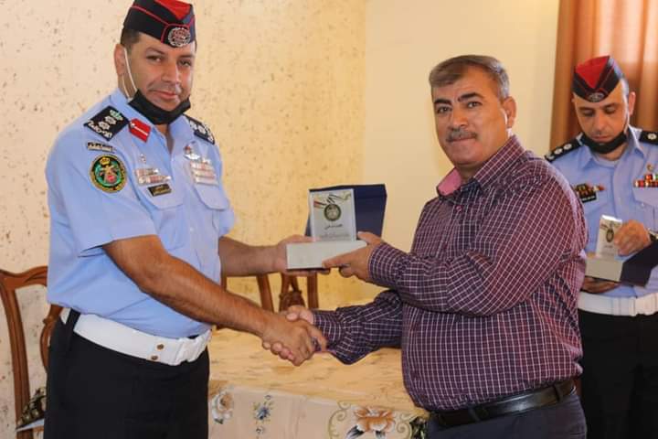 القاضي يكرم عدد من الضباط المتقاعدين من الدوريات الخارجية ...صور