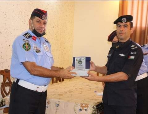 العقيد القاضي... يكرم الرائد فؤاد الجراح