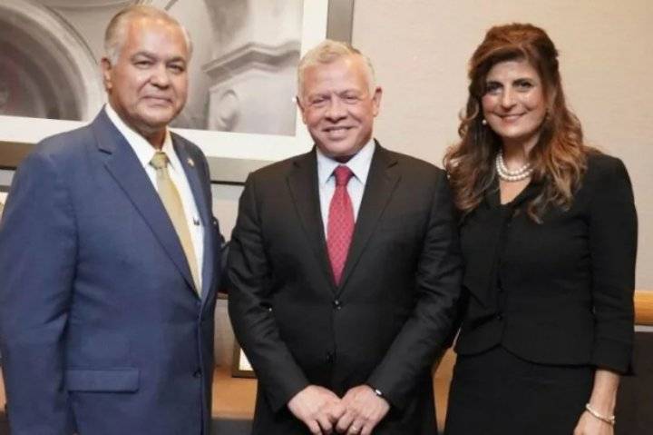 الملك يلتقي عضو مجلس ولاية نيويورك الأردني نادر الصايغ