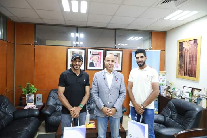 الى العقبة مشيا على الاقدام وسلطة العقبة تكرمهم.