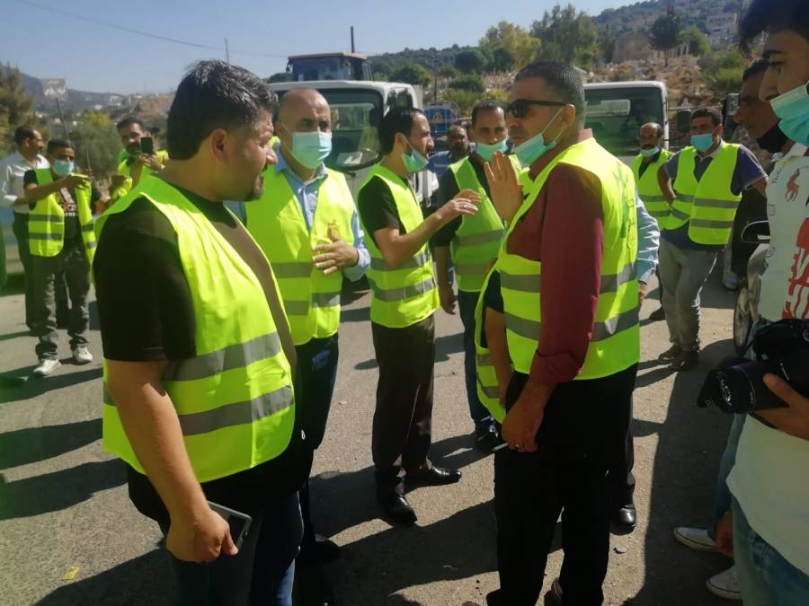 مدير زراعة عجلون يشرف على العاملين القائمين على تنظيف الطرقات من النفايات... صور