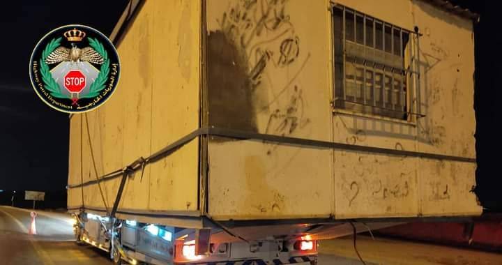 ضبط مركبة شحن تحمل كرفان ذو أبعاد مخالفة