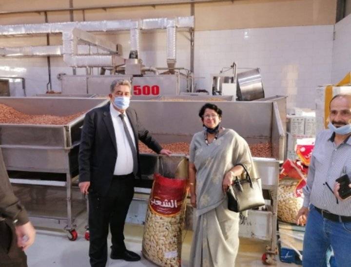 السفيرة السريلانكيه في عمان تزور مصانع الشعب في منطقة الموقر التنموية