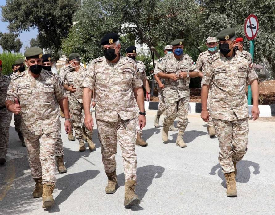 رئيس هيئة الأركان المشتركة يزور لواء الأميرة عالية الآلي ٤٨...صور